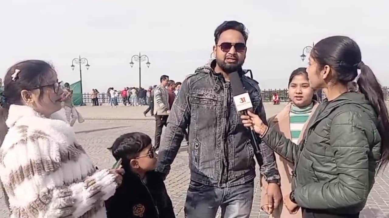 बर्फ की आस में पहुंच रहे सैलानी मायूस।