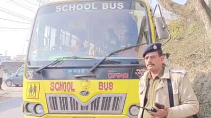 Sirmaur: The driver left the school bus parked on the roadside and fled, children started crying, know the who