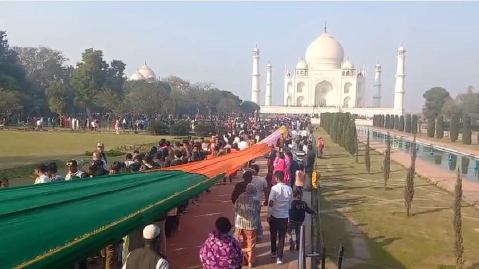 1720 meter long Indian multi colored sheet was offered at Shah Jahan Urs in Taj Mahal