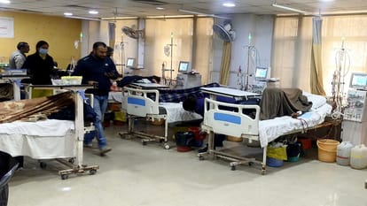 दीनदयाल संयुक्त चिकित्सालय में डायलिसिस कराते मरीज