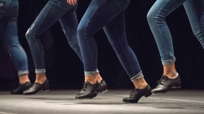 Funny desi dance style of the friends went viral it will be difficult to stop laughing