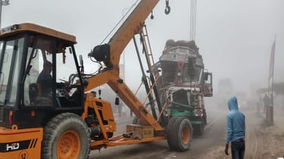 two drivers died as four vehicles collided on the highway due to fog in Shahjahanpur