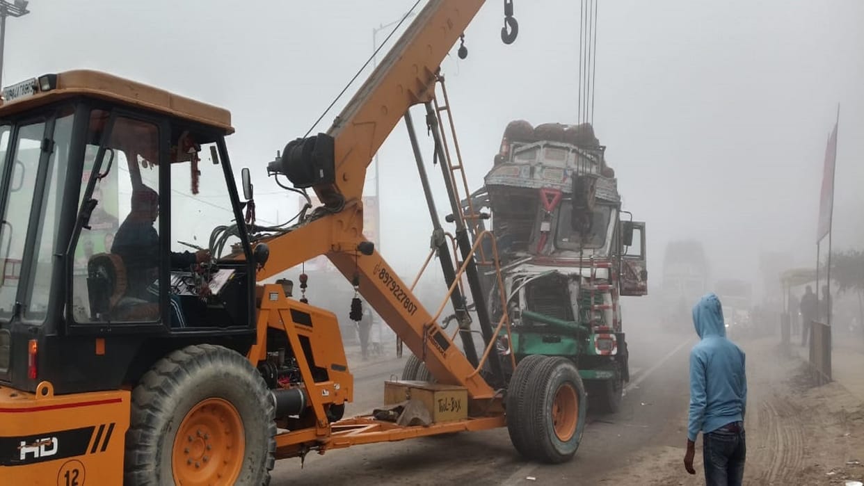 two drivers died as four vehicles collided on the highway due to fog in Shahjahanpur
