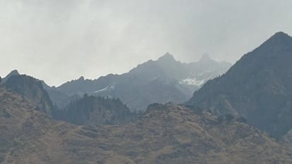 चोटियों पर हुई बर्फबारी