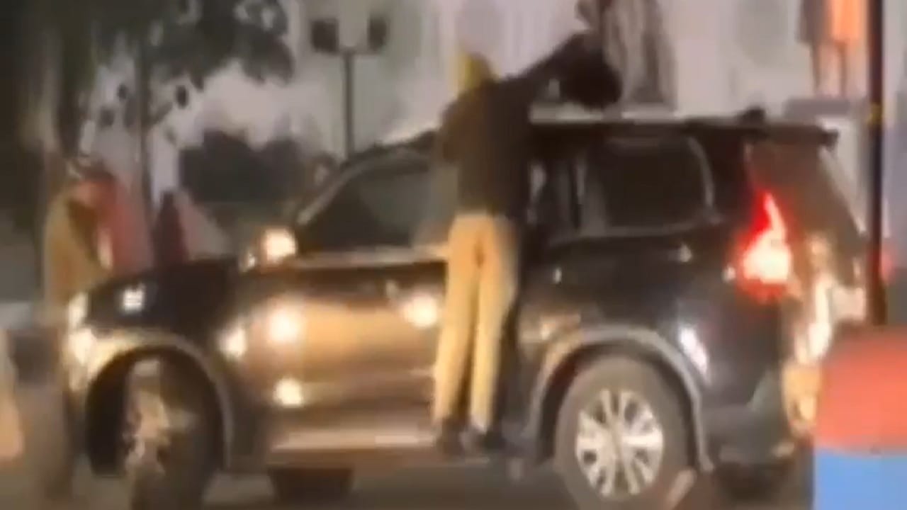 युवकों को रोकने की कोशिश कर रहा पुलिसकर्मी