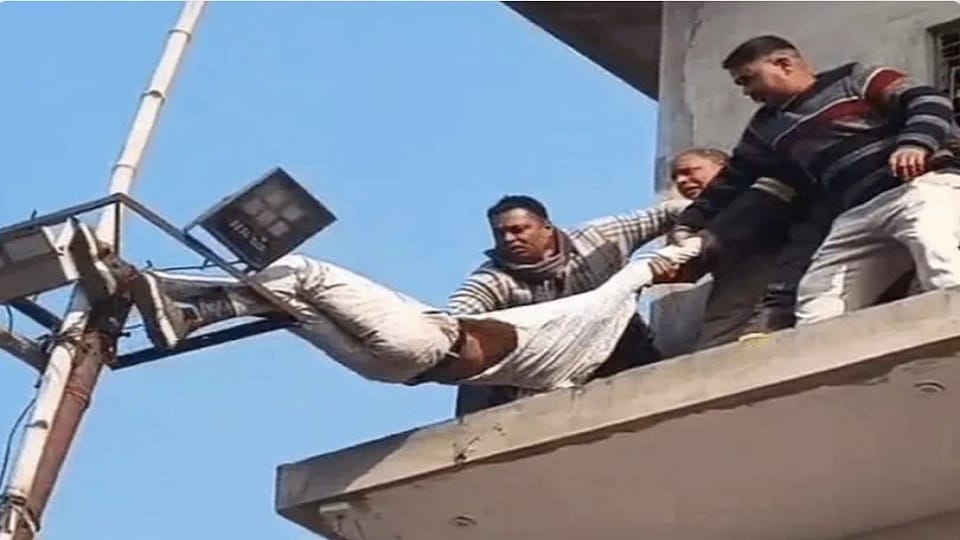 man climbed electric pole in Gorakhpur demanding an Aadhaar card