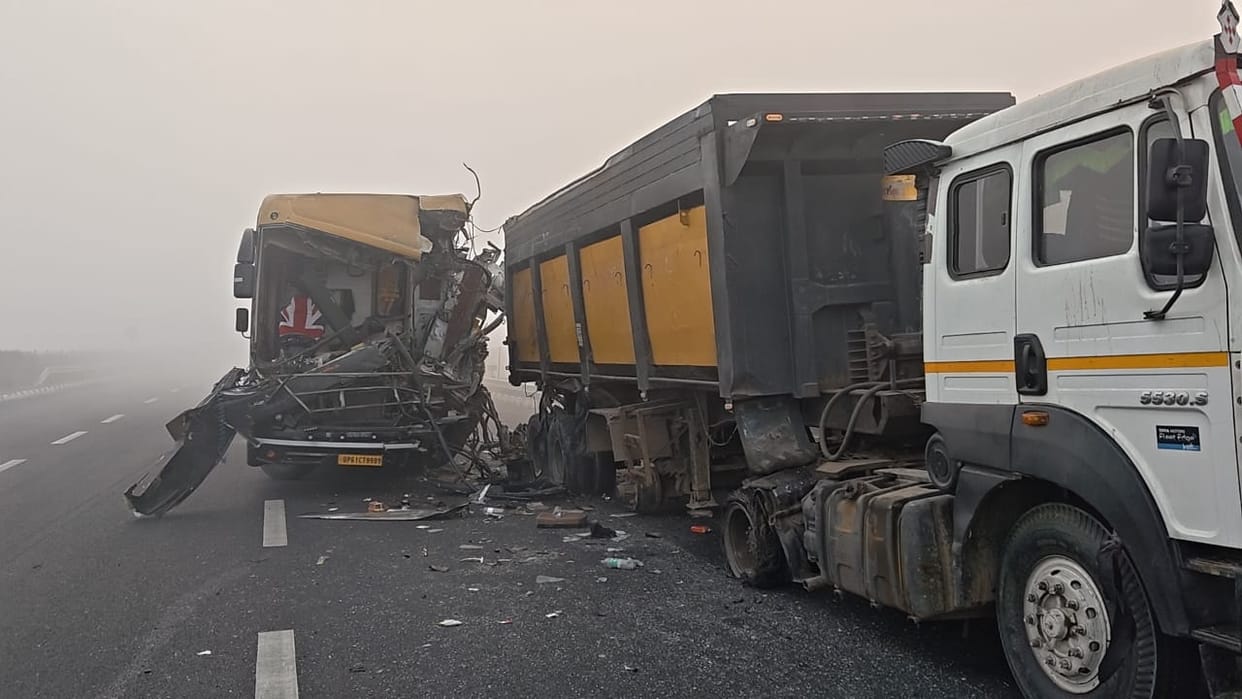 Double Decker Bus Crashes Into Trailer on Agra Lucknow Expressway 12 Injured