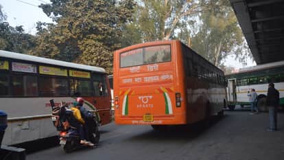Traffic Rules in Shambles: Overloaded Autos and Illegal Bus Stops Continue on Agra Highways
