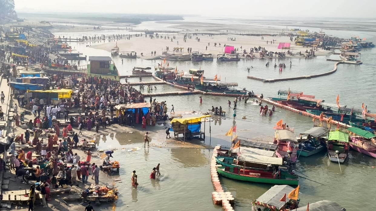 Ayodhya: Four lakh devotees took a holy dip in the Saryu river on Mauni Amavasya.