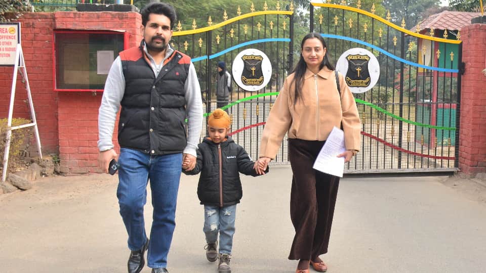 बच्चे के साथ अभिभावक।