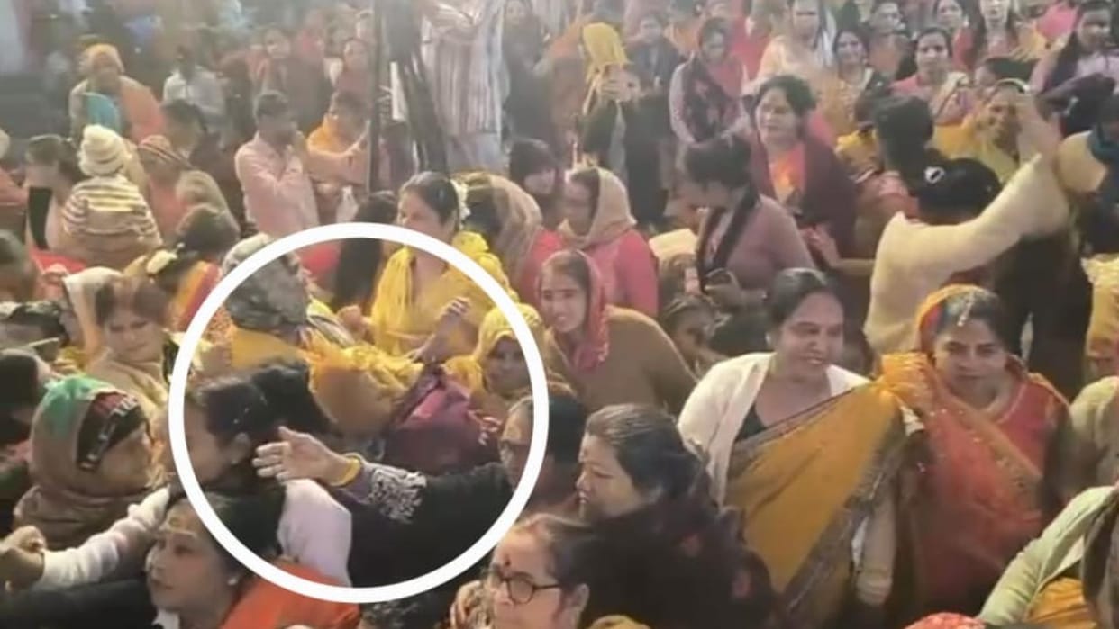 Jhansi: During the Bhagwat Katha, a female thief stole the chain by biting it with her teeth.