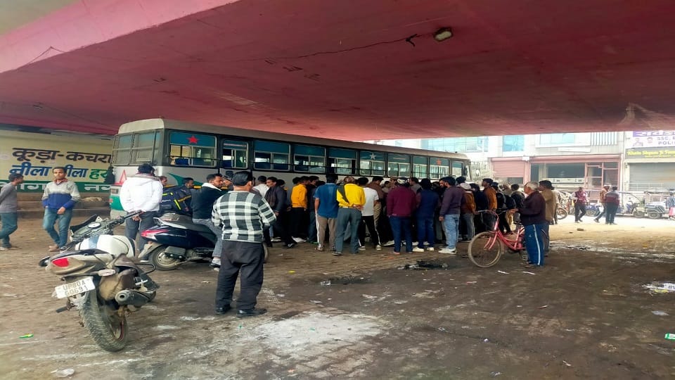 roadways bus ran over man sleeping on roadside in Agra