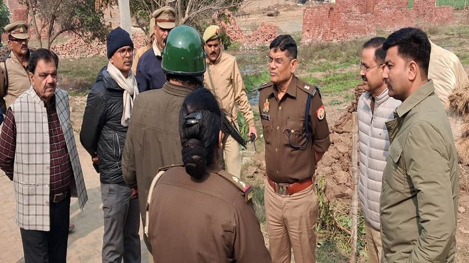 चंदपा के गांव नगला दना में पथराव की सूचना पर पहुंची पुलिस