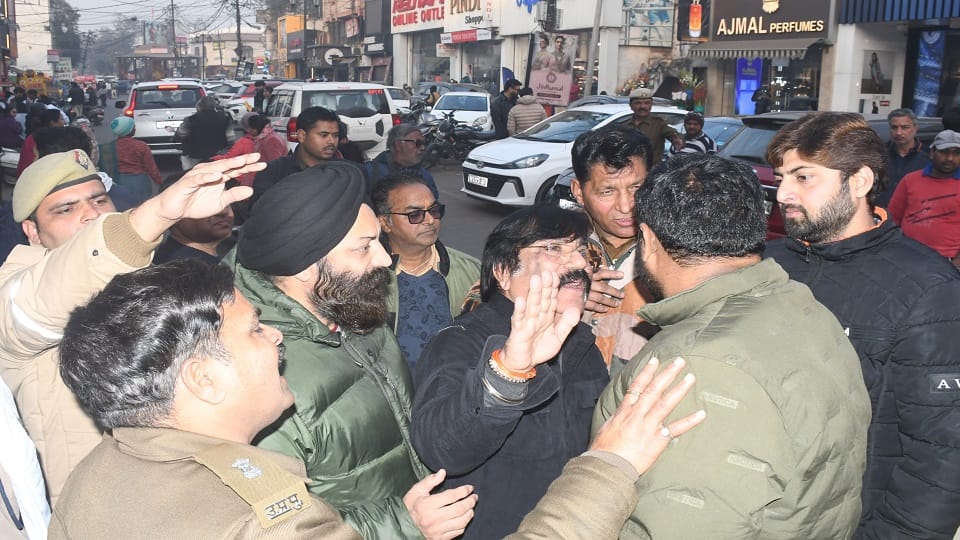 Meerut: Traders called to clear the jam in Abulen-Bombay market, SP came and started issuing challans