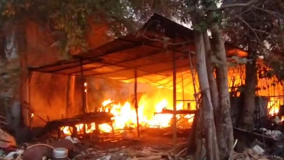 फर्नीचर गोदाम में लगी आग