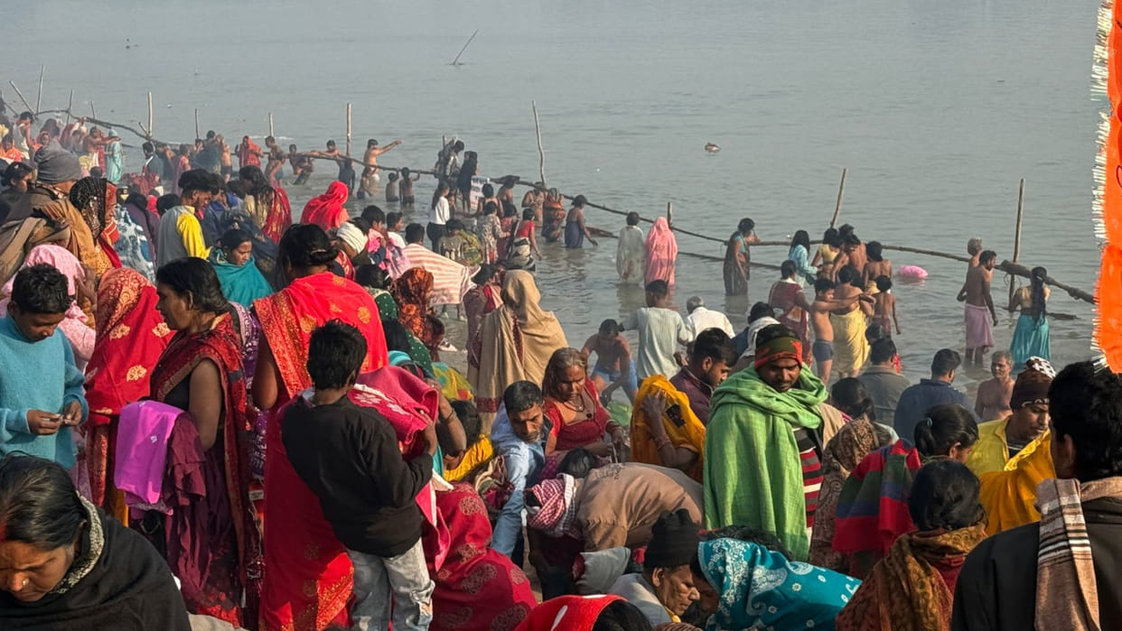 On the occasion of Mauni Amavasya, devotees took a dip in the Rapti River in Gorakhpur news in hindi
