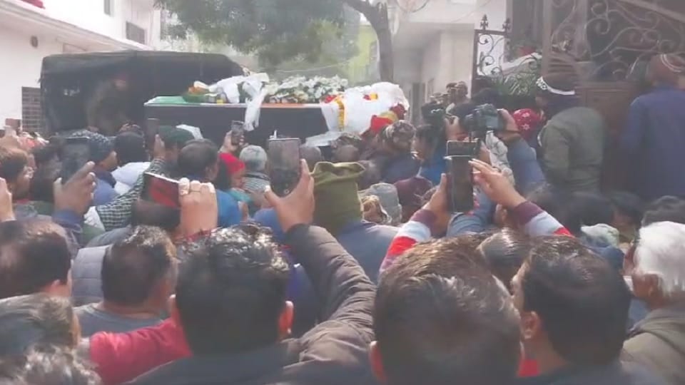 UP: Dead body of Major Shubham Saini reached Meerut, he died after his car fell into a 50 meter deep ditch.