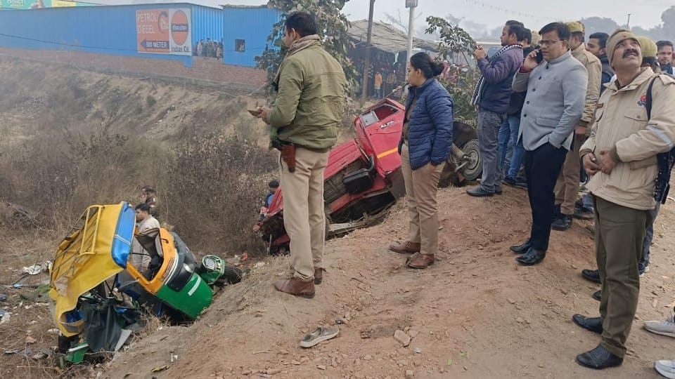 A bus collided with an auto-rickshaw in the Garhmukteshwar area of Hapur, injuring several people