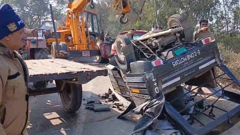 Accident on Haridwar-Laksar road car and e-rickshaw collision Three People Died