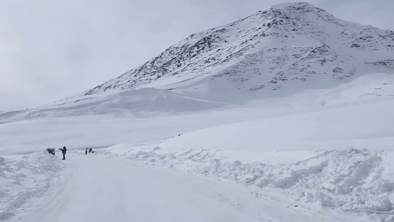 शिुकंला दर्रा  पर हुई ताजा बर्फबारी।
