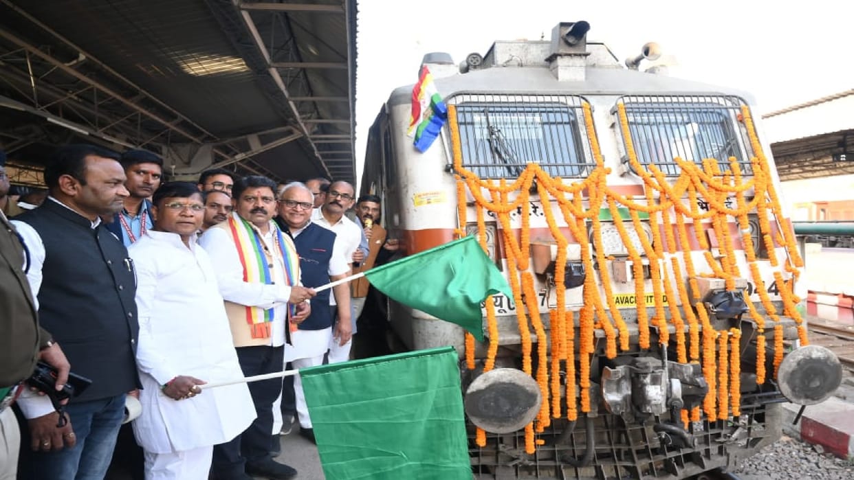 Deputy Chief Minister Vijay Sharma flagged off the 'Mookmati Express'