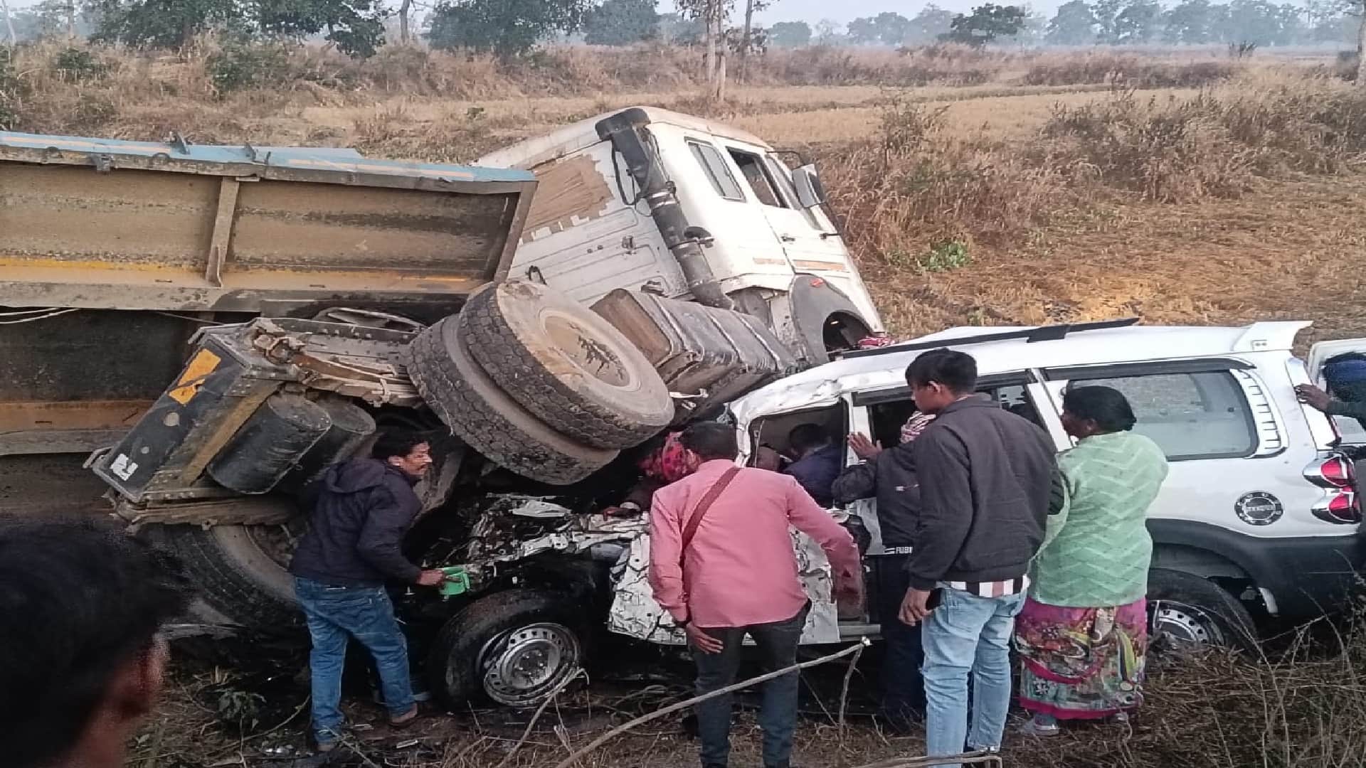स्कॉर्पियो और ट्रेलर के बीच जोरदर टक्कर