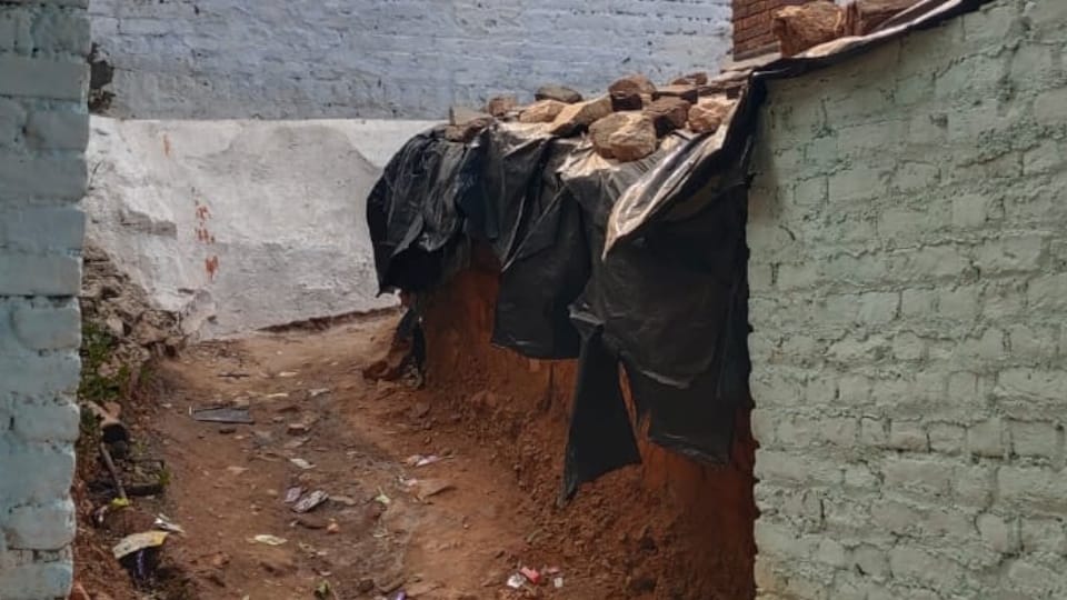 Retired railway employee murder his wife dismembered her body and burned pieces in room for a week Jhansi