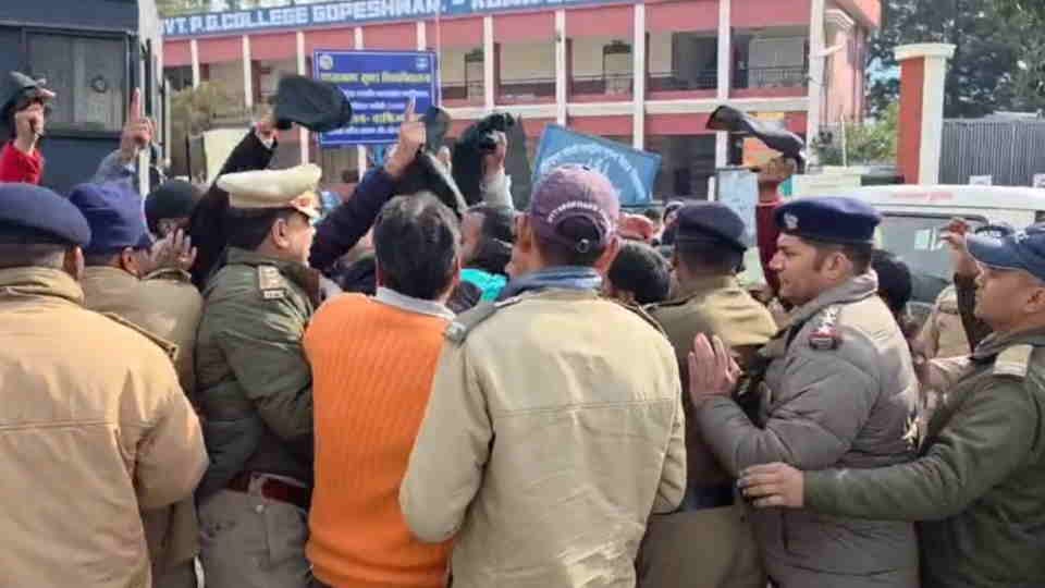 Chamoli: Congress workers showed black flags to MP Mahendra Bhatt in Gopeshwar clash with the police