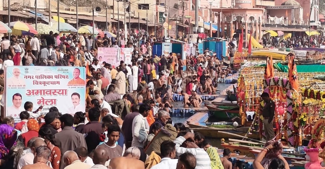 Chitrakoot A huge crowd gathered at the Mandakini riverbank on Mauni Amavasya lakhs of devotees took a dip
