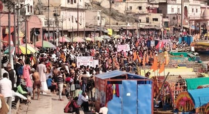 Chitrakoot A huge crowd gathered at the Mandakini riverbank on Mauni Amavasya lakhs of devotees took a dip