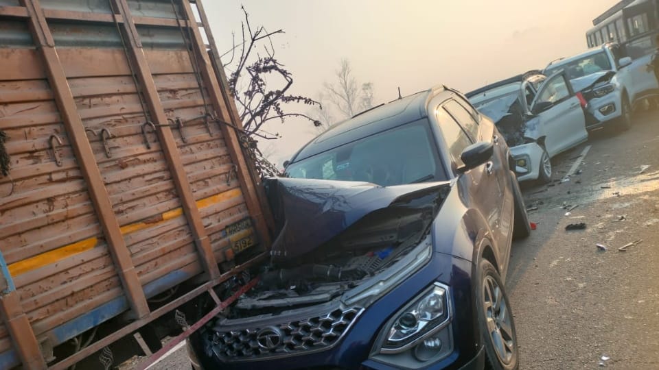 कैंटर के टकराए कई वाहन।