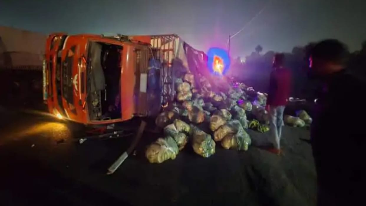 Indore News: Banana-loaded truck overturns near Ralamandal on Indore bypass, driver injured