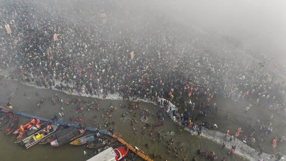 UP News Flower petals showered on devotees at Sangam on Mauni Amavasya