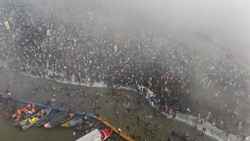 UP News Flower petals showered on devotees at Sangam on Mauni Amavasya