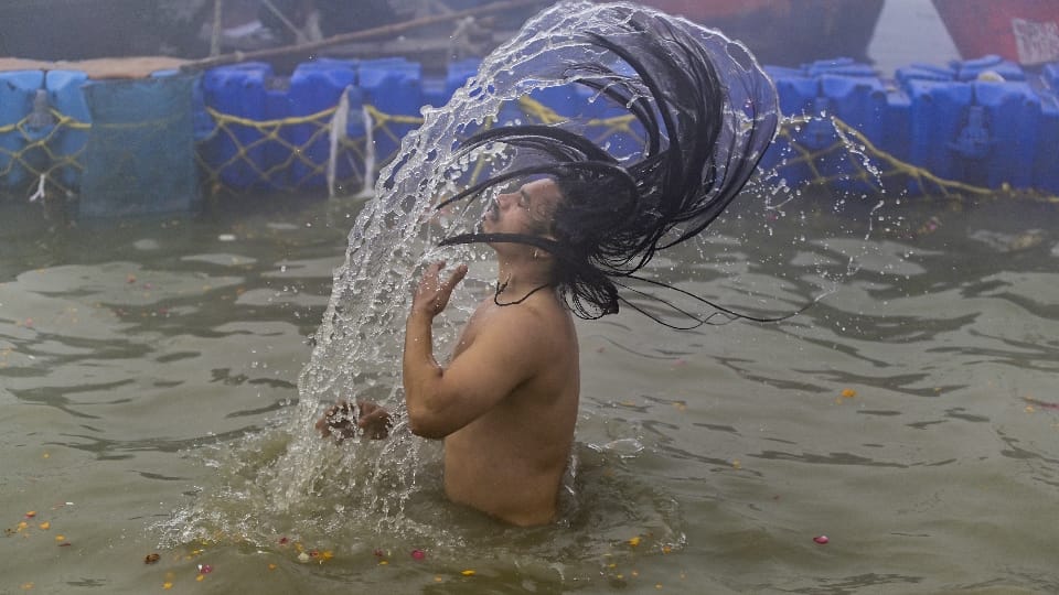 UP News Flower petals showered on devotees at Sangam on Mauni Amavasya