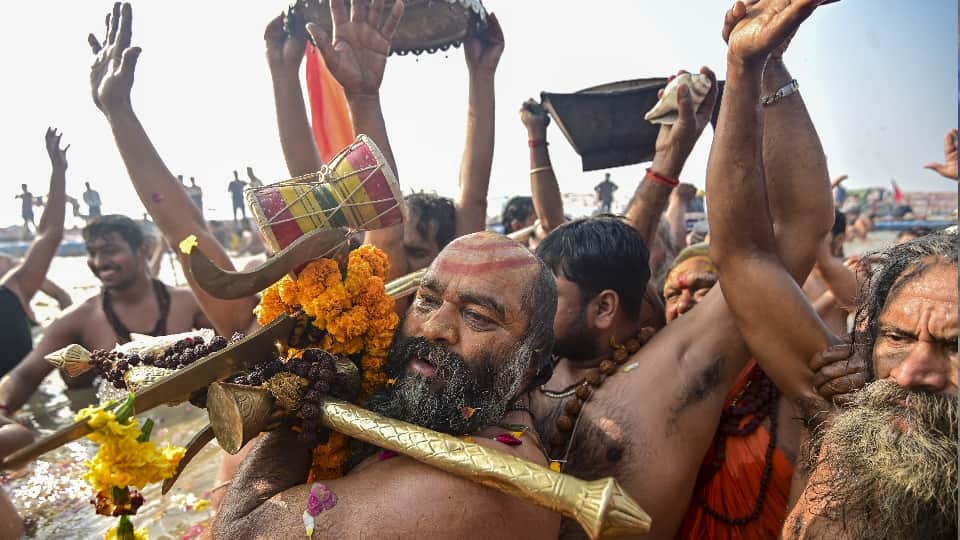 UP News Flower petals showered on devotees at Sangam on Mauni Amavasya