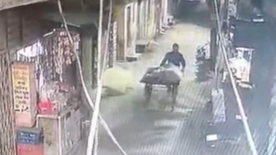 young man murdered his girlfriend In Muzaffarnagar He carried her body on a cart for 700 meters