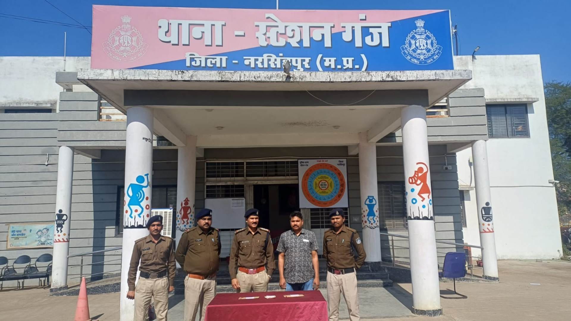 पुलिस की गिरफ्त में आरोपी।