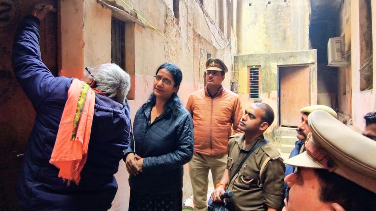 information about dead body found in room in Varanasi police from Dashashwamedh arrived at scene