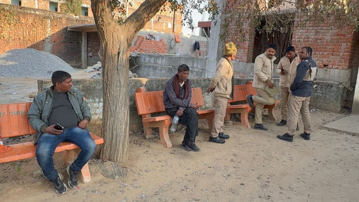 Auto rickshaw overturns while descending slope one woman dies 12 injured in sonbhadra