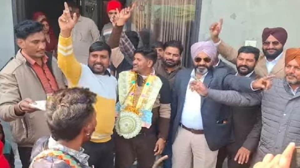 पृथ्वी सिंह को बधाई देने पहुंचे ग्रामीण