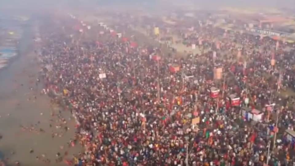 UP News Flower petals showered on devotees at Sangam on Mauni Amavasya