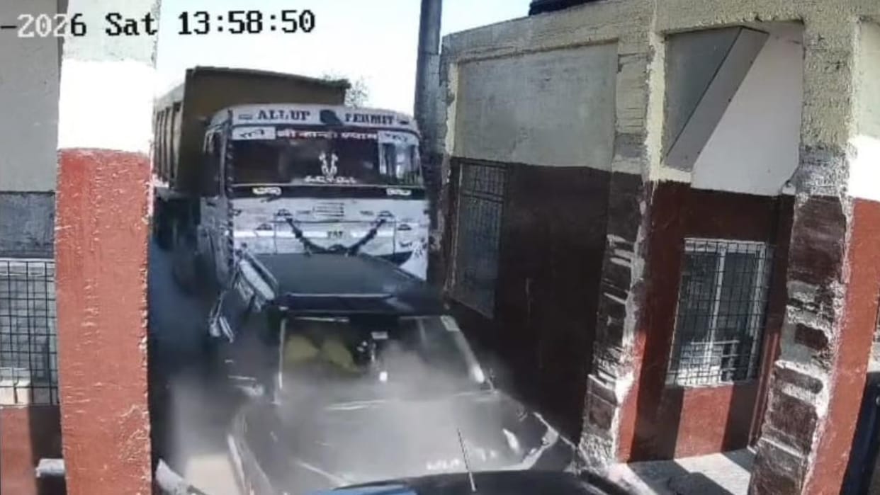 Jhansi: Scary video of collision with an uncontrolled truck