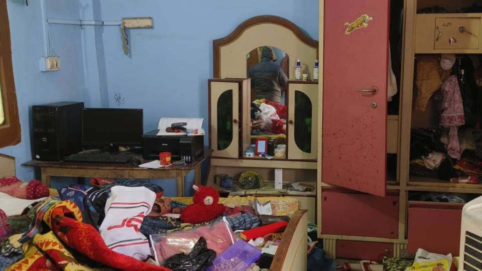 sons and daughter-in-law of retired accountant were held hostage and robbed of 50 lakh In Sitapur