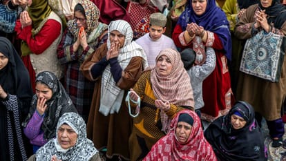 Pilgrims flocked to visit the blessed hair of the Prophet.