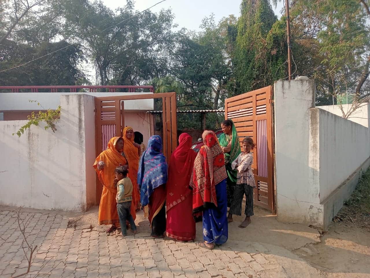 वैदेहा गांव में किशोरियों की मौत के बाद पहुंचे ग्रामीण।