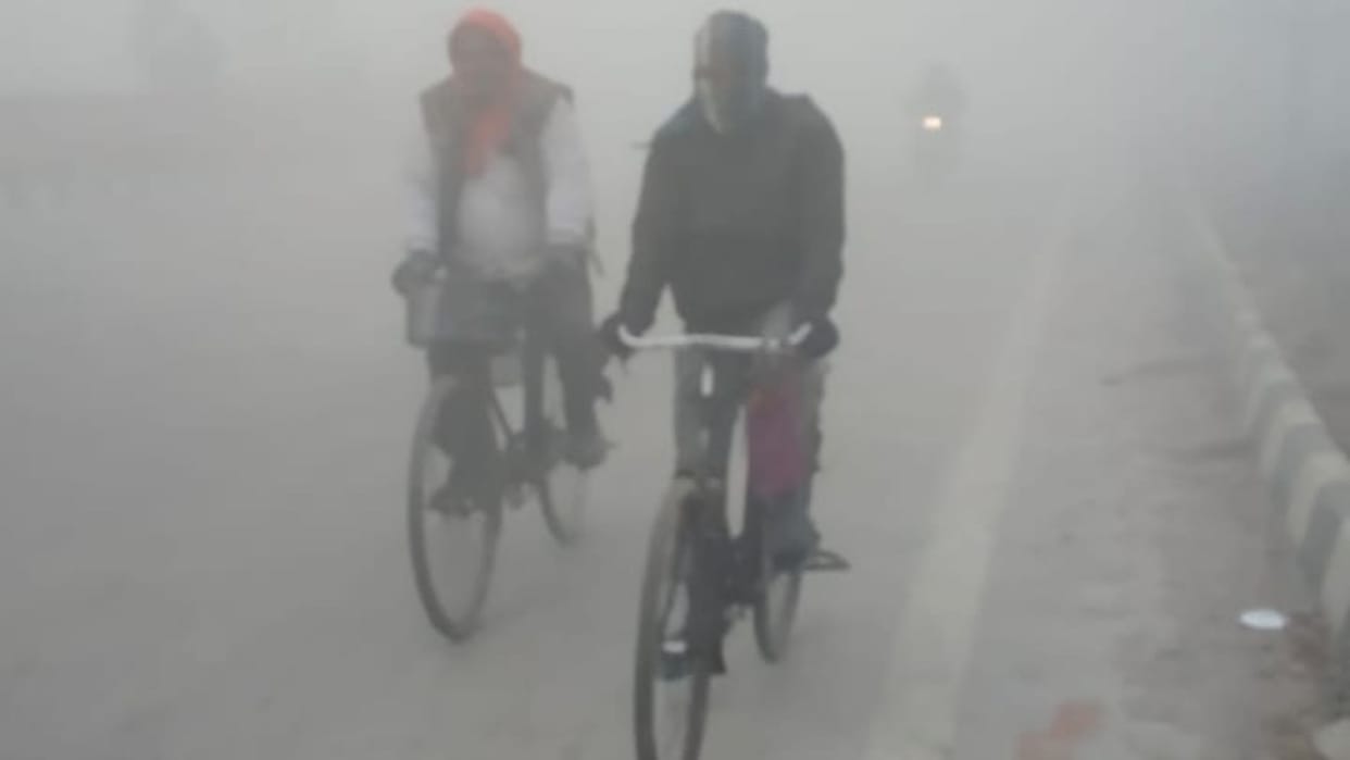 Varanasi Weather Zero visibility due to fog strong sunshine during day night temperature 5.3 degrees