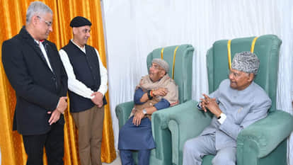 विधायक महेश त्रिवेदी से वार्ता करते पूर्व राष्ट्रपति रामनाथ कोविंद