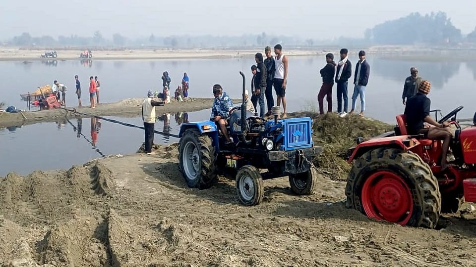Baghpat: Tractor-trolley overturned in Yamuna, lives of eight people in danger, divers pulled them out.