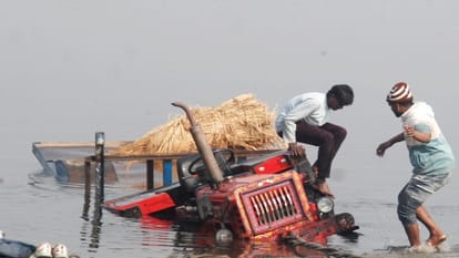 Baghpat: Tractor-trolley overturned in Yamuna, lives of eight people in danger, divers pulled them out.